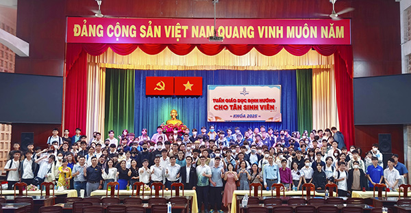 Enterprises accompany freshmen on their career journey
